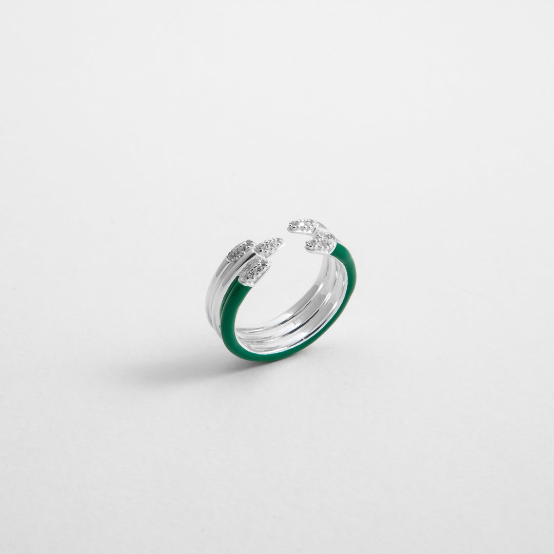 l'Anello Étch Lines3 Verde  Réveli. Tre bande in argento 925 con una interamente smaltata e zirconi alle estremità. Design architettonico della collezione Étch.