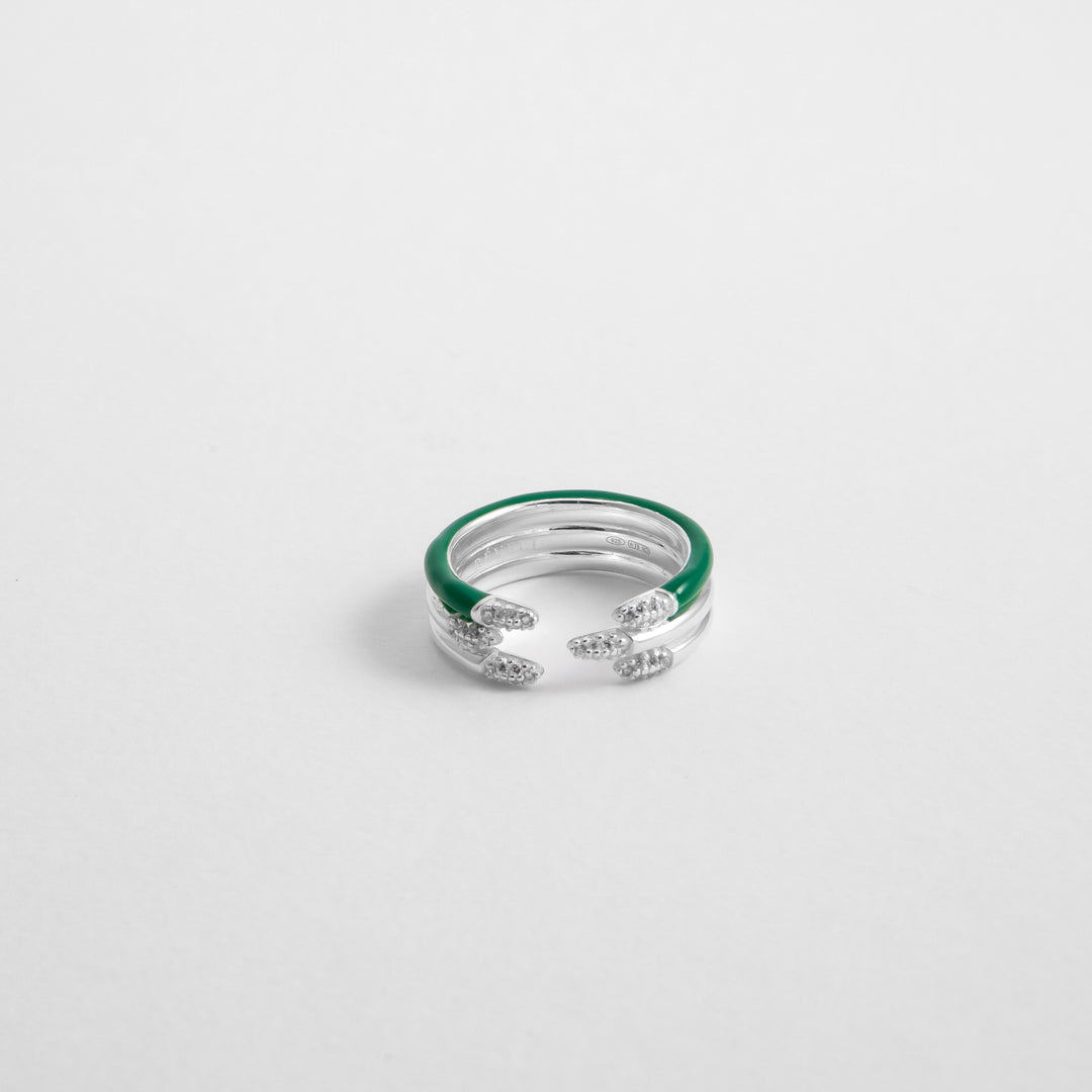 l'Anello Étch Lines3 Verde  Réveli. Tre bande in argento 925 con una interamente smaltata e zirconi alle estremità. Design architettonico della collezione Étch.