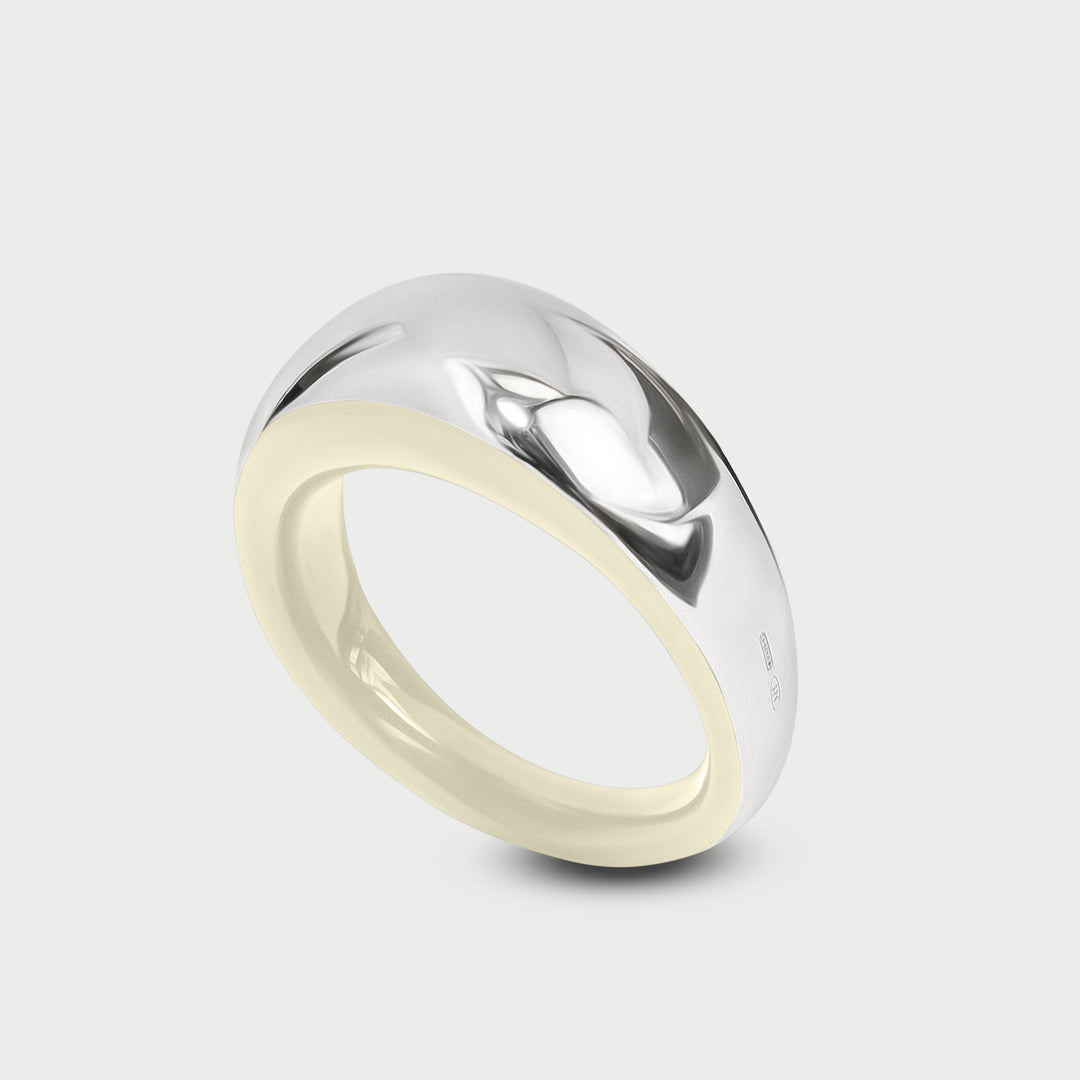 Anello in argento 925 bombato scultoreo smalto perla bianco collezione NOVA brand Reveli 