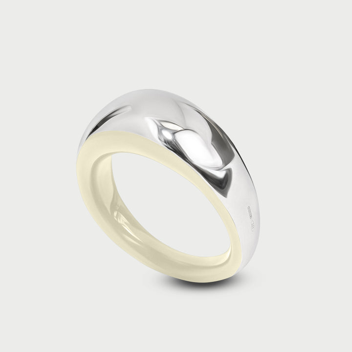 Anello in argento 925 bombato scultoreo smalto perla bianco collezione NOVA brand Reveli 