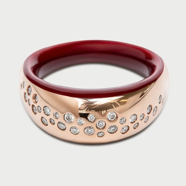 Anello in oro rosa bombato scultoreo smalto rouge e diamanti lab collezione NOVA brand Reveli 