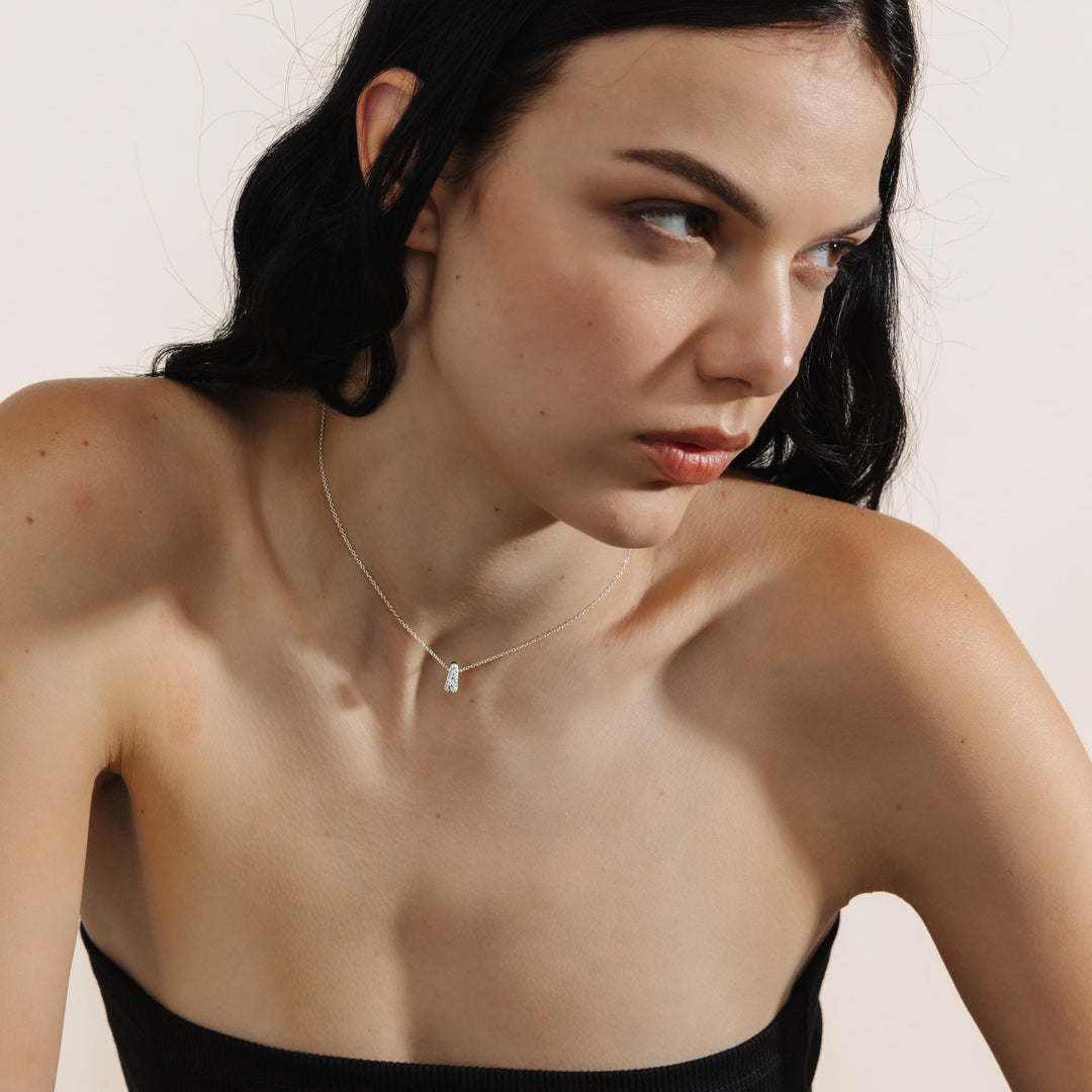 Collana Etch Drop in argento 925 rodiato, con pavé di lab-grown diamonds e cornice in smalto grigio.
