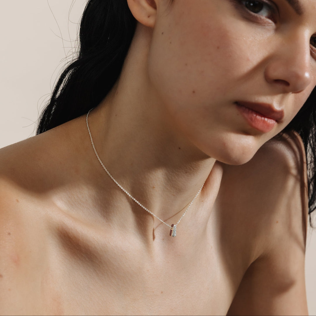 Collana Etch Drop in argento 925 rodiato, con pavé di lab-grown diamonds e cornice in smalto rosa antica.
