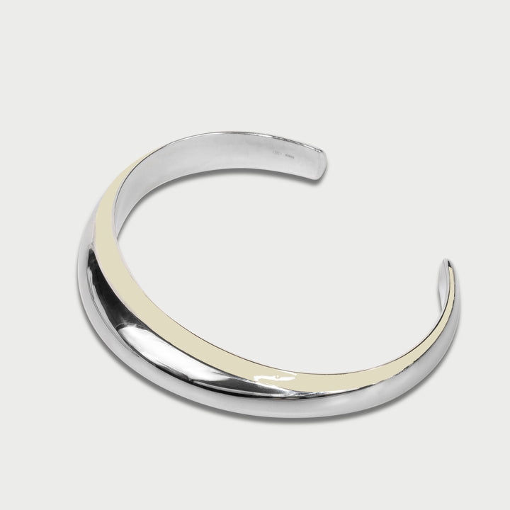 Il bracciale cuff  in argento 925 bombato scultoreo smalto bianco perlato collezione NOVA brand Reveli 
