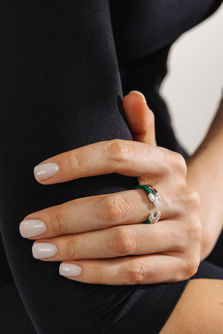 l'Anello Étch Lines3 Verde  Réveli. Tre bande in argento 925 con una interamente smaltata e zirconi alle estremità. Design architettonico della collezione Étch.