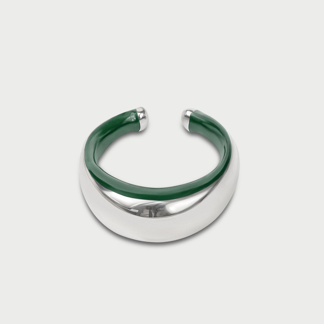 L'orecchino cuff  in argento 925 bombato scultoreo smalto verde moss collezione NOVA brand Reveli 