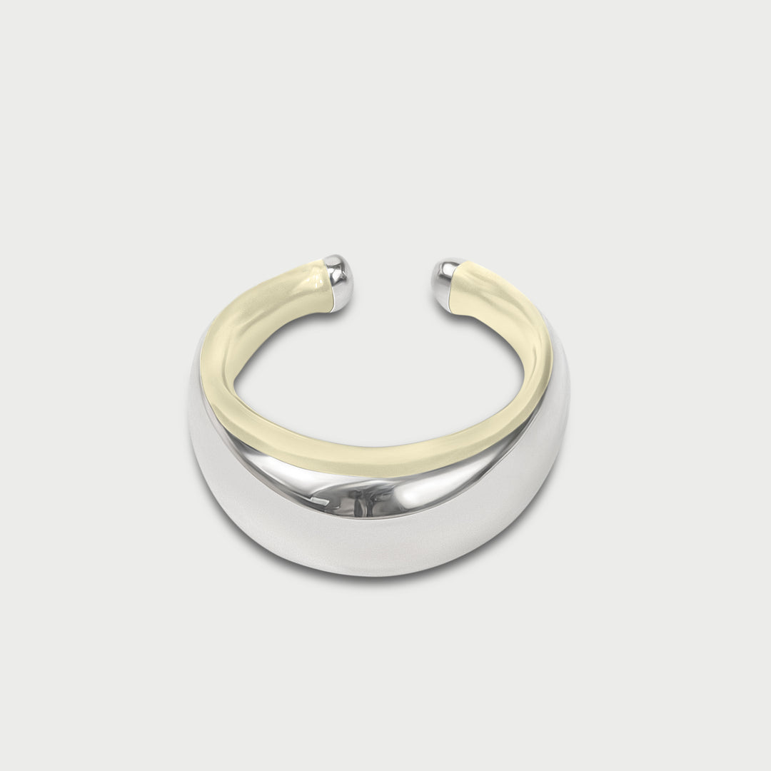 Orecchino cuff in argento 925 bombato scultoreo smalto bianco perlato collezione NOVA brand Reveli 