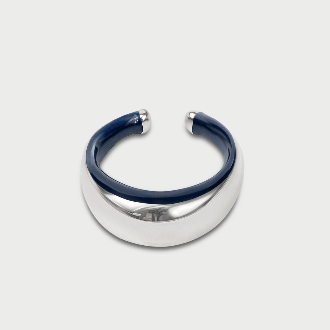 Orecchino cuff in argento 925 bombato scultoreo smalto blue indigo collezione NOVA brand Reveli 
