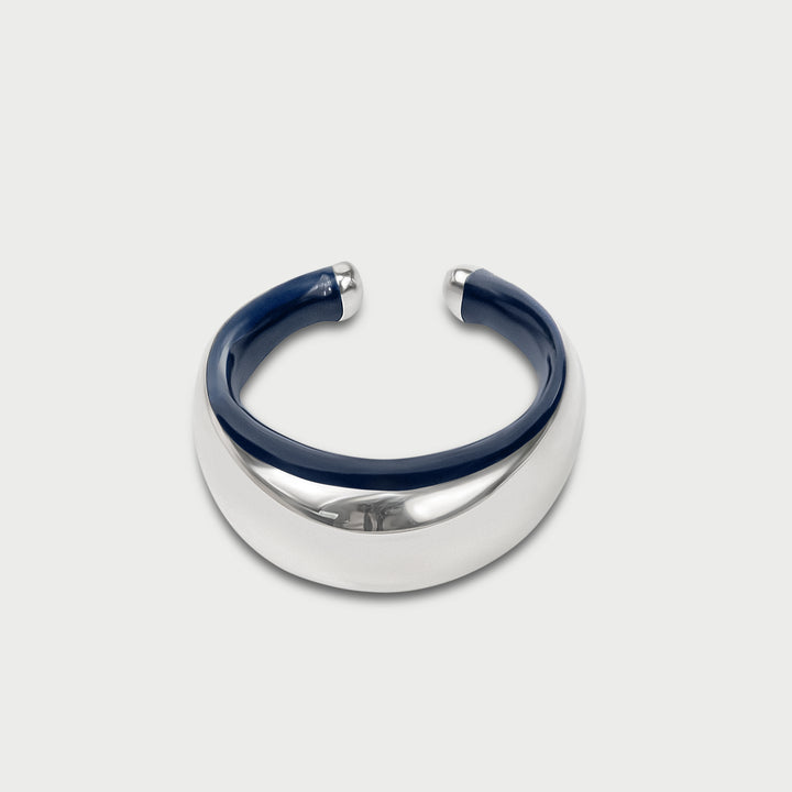 Orecchino cuff in argento 925 bombato scultoreo smalto blue indigo collezione NOVA brand Reveli 