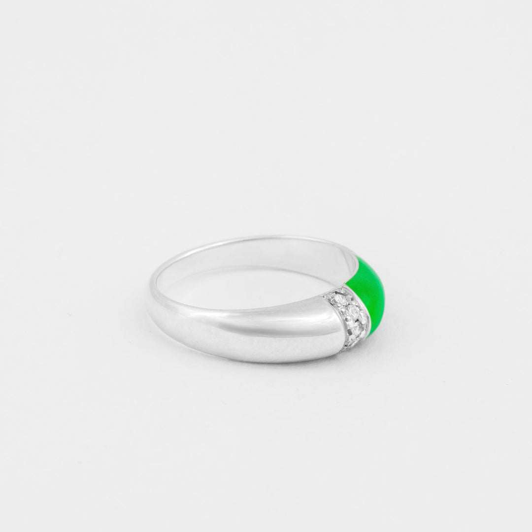 Anello a cupola bombato con cristalli e smalto colore verde fluo in argento sterling 925. Prodotto in Italia. Réveli