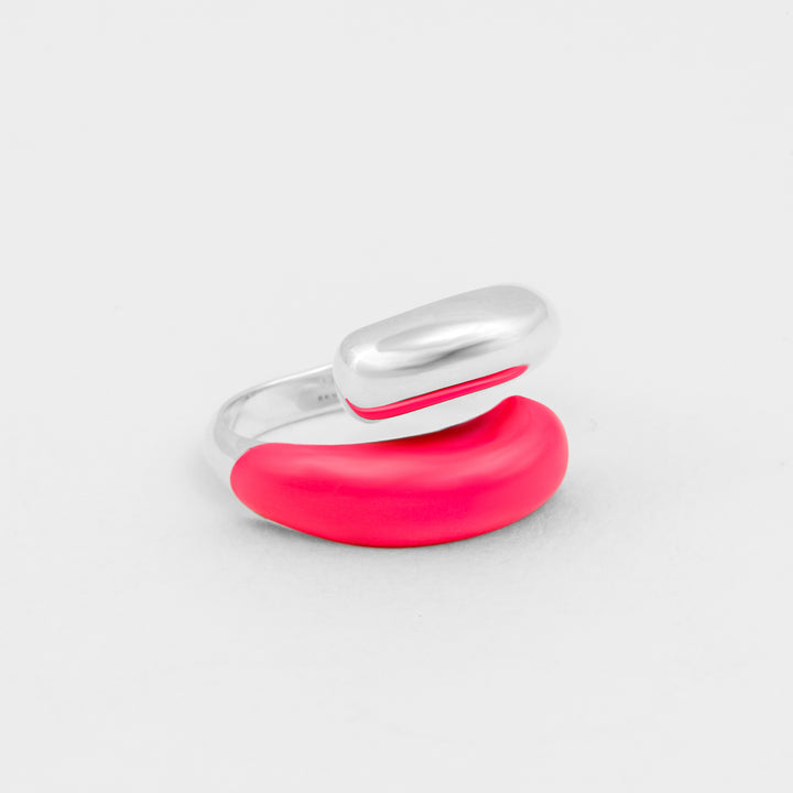 Anello bombato toi et moi aperto in argento sterling 925 smaltato a mano di colore rosa fluo. Prodotto in Italia