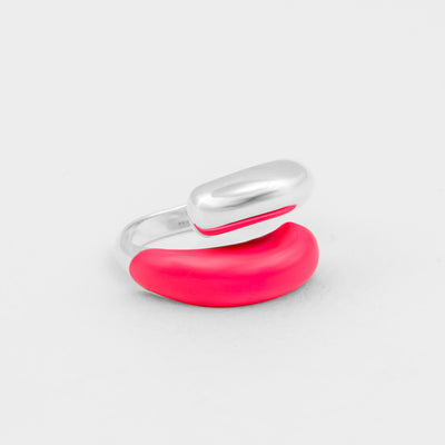 Anello bombato toi et moi aperto in argento sterling 925 smaltato a mano di colore rosa fluo. Prodotto in Italia