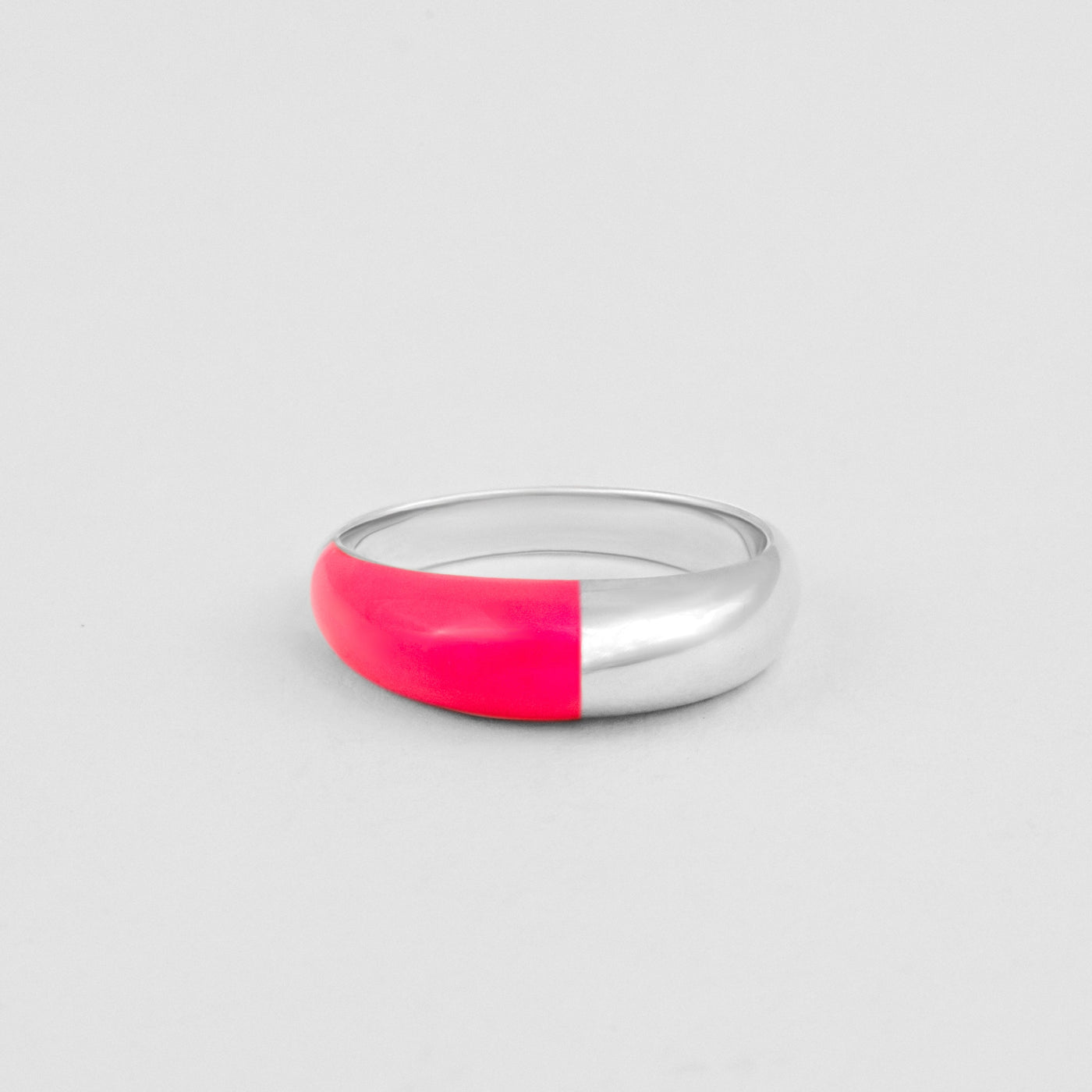 Anello a cupola rosa fluo in argento sterling 925 smaltato a mano. Prodotto in Italia. Réveli