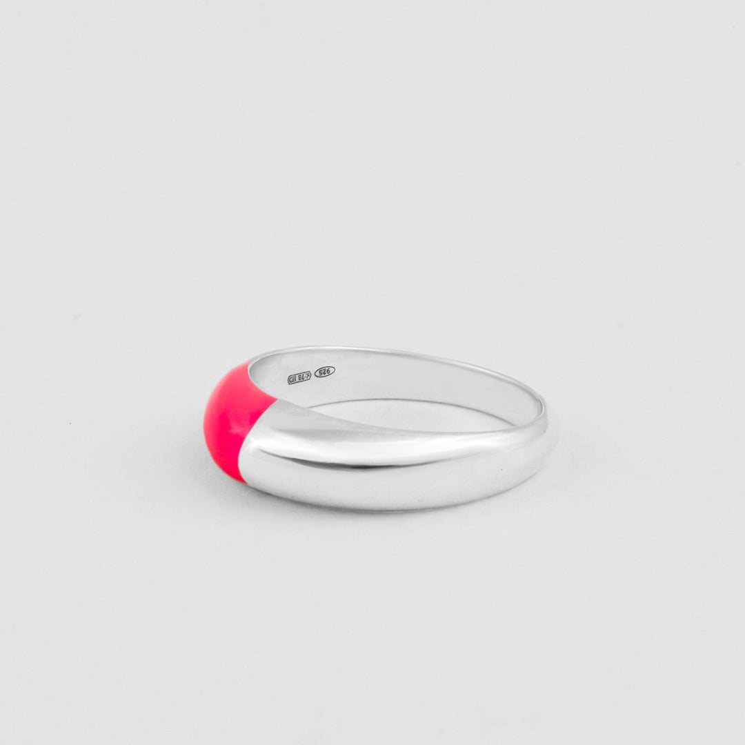 Anello a cupola rosa fluo in argento sterling 925 smaltato a mano. Prodotto in Italia. Réveli