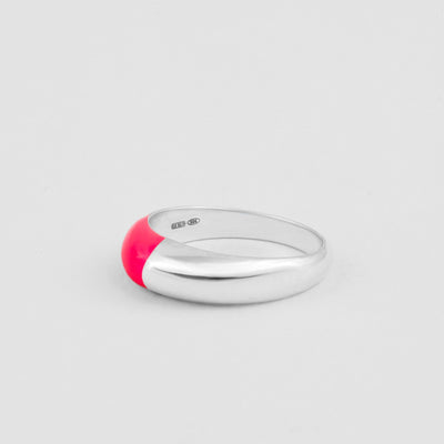 Anello a cupola rosa fluo in argento sterling 925 smaltato a mano. Prodotto in Italia. Réveli