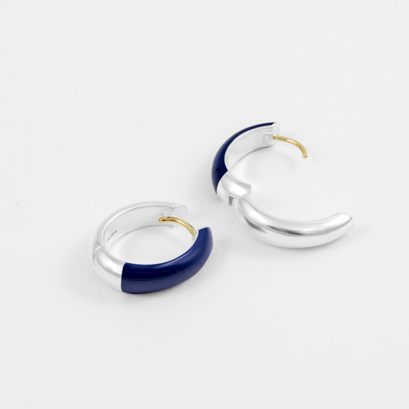 Hand-enameled oval dome earrings in 18K gold and 925 sterling silver and blue enamel. Produced in Italy. Réveli