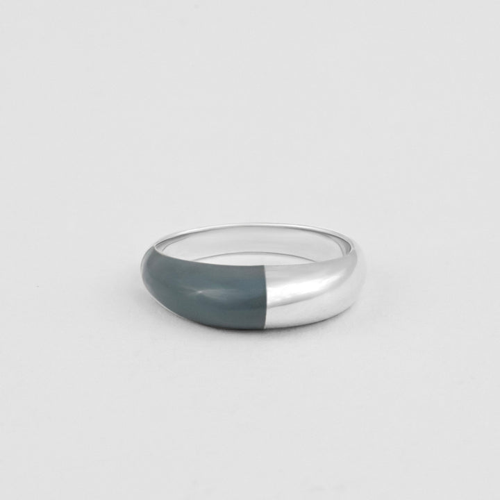 Hand-enameled 925 sterling silver dome ring with grey enamel. Produced in Italy. Réveli