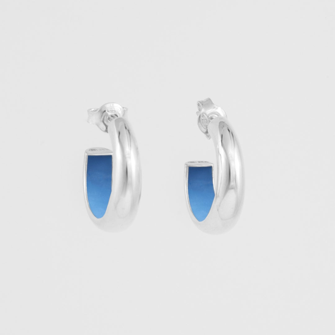 Orecchini a cerchio bombati in argento sterling 925 smaltato a mano internamente di color azzurro. Prodotti in Italia. Réveli