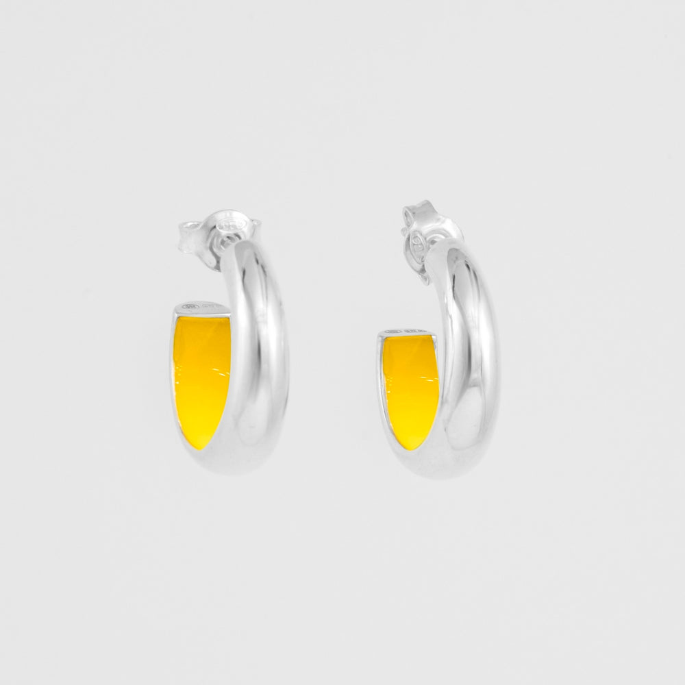 Orecchini a cerchio bombati in argento sterling 925 smaltato a mano internamente di colore giallo. Prodotti in Italia. Réveli
