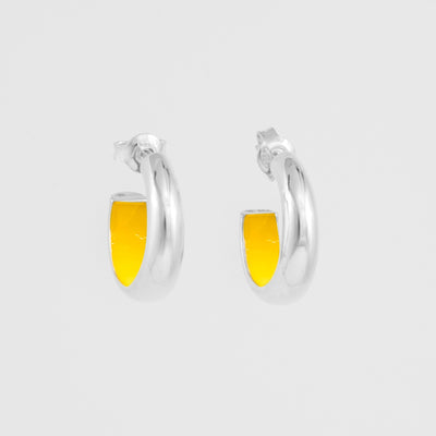 Orecchini a cerchio bombati in argento sterling 925 smaltato a mano internamente di colore giallo. Prodotti in Italia. Réveli