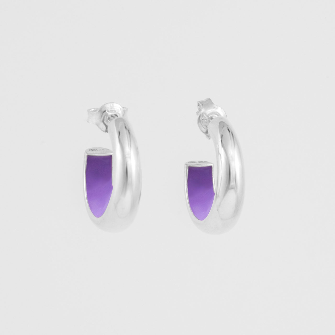 Orecchini a cerchio bombati in argento sterling 925 smaltato a mano internamente di colore malva viola. Prodotti in Italia. Réveli