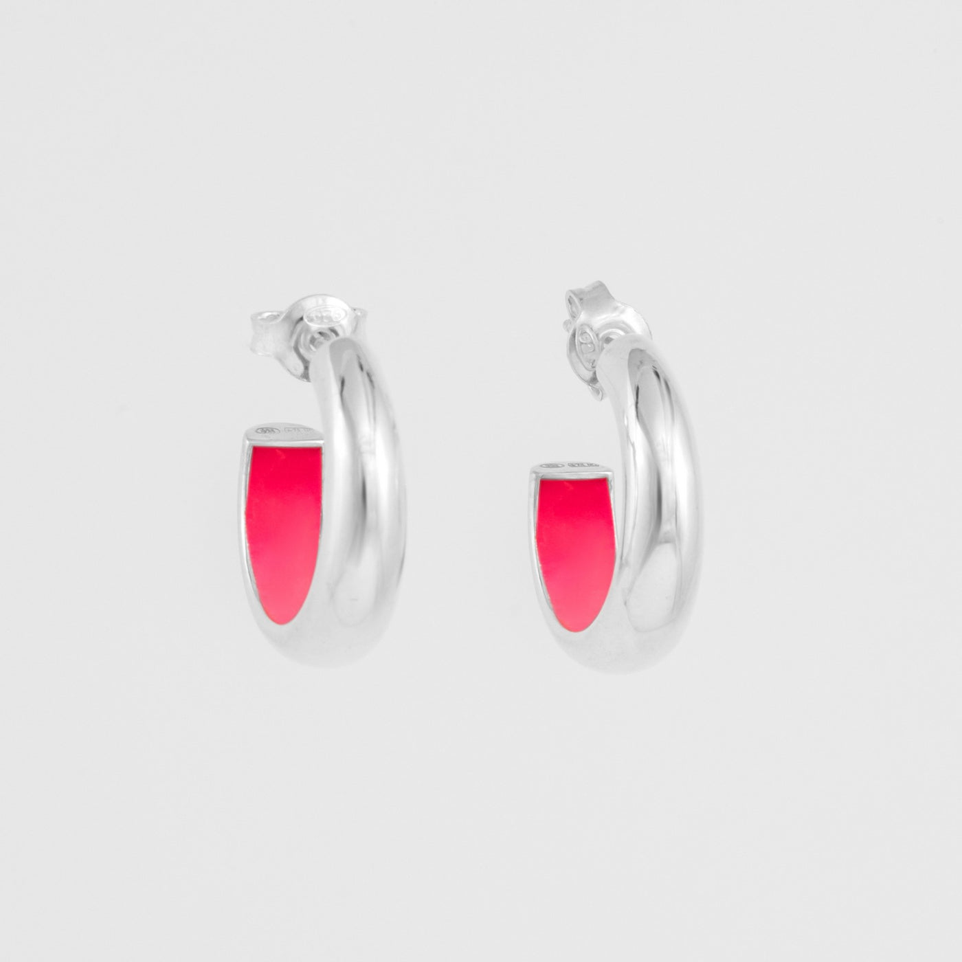 Orecchini a cerchio bombati in argento sterling 925 smaltato a mano internamente di colore rosa fluo. Prodotti in Italia. Réveli