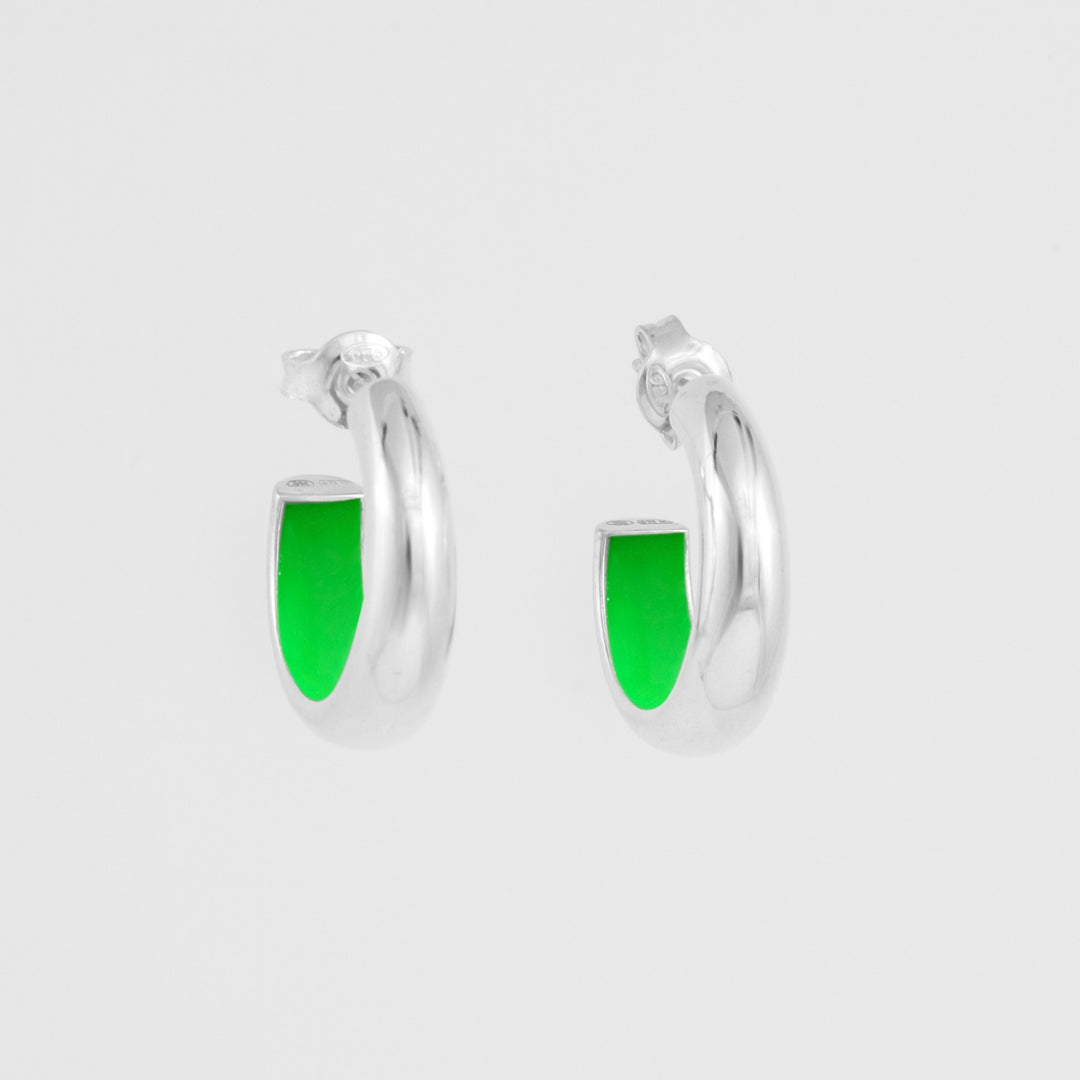 Orecchini a cerchio bombati in argento sterling 925 smaltato a mano internamente di colore verde fluo. Prodotti in Italia. Réveli