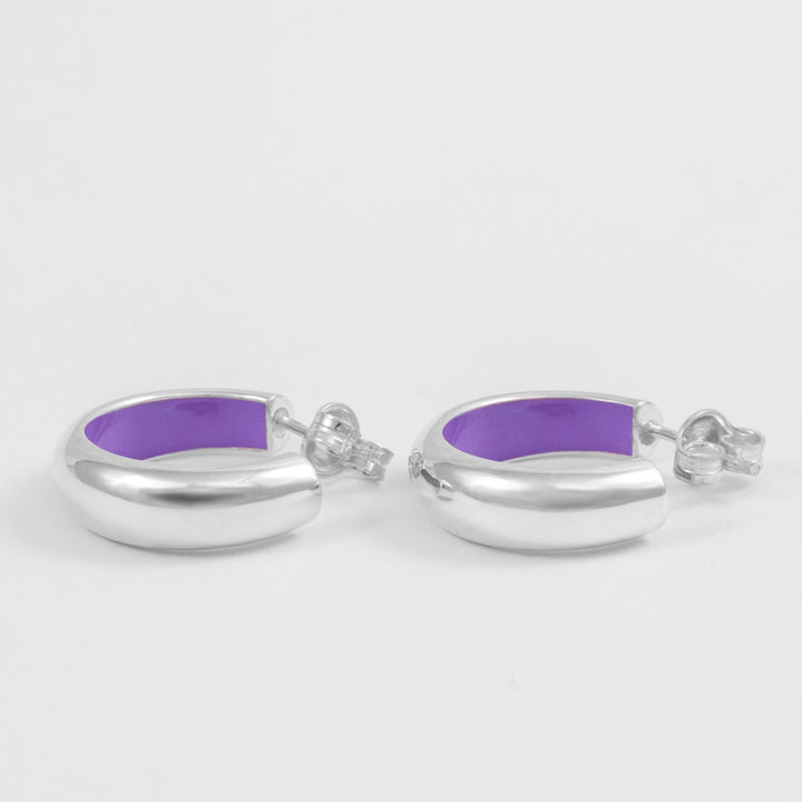 Orecchini a cerchio bombati in argento sterling 925 smaltato a mano internamente di colore malva viola. Prodotti in Italia. Réveli