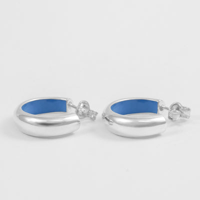 Orecchini a cerchio bombati in argento sterling 925 smaltato a mano internamente di color azzurro. Prodotti in Italia. Réveli  Edit alt text