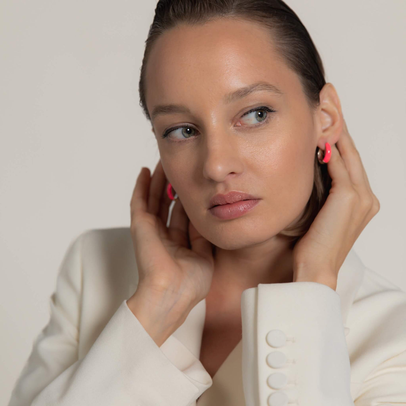 Hand-enameled oval dome earrings in 18K gold and 925 sterling silver and neon pink enamel. Produced in Italy. Réveli