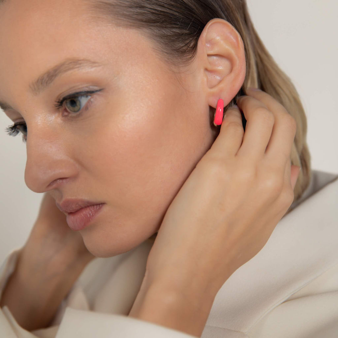 Hand-enameled oval dome earrings in 18K gold and 925 sterling silver and neon pink enamel. Produced in Italy. Réveli