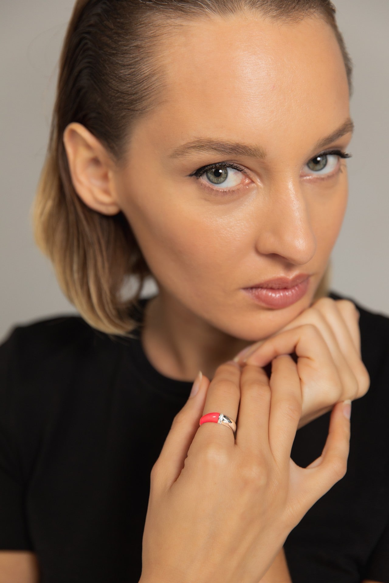 Hand-enameled 925 sterling silver dome ring with neon pink enamel and round-cut crystals. Produced in Italy. Réveli